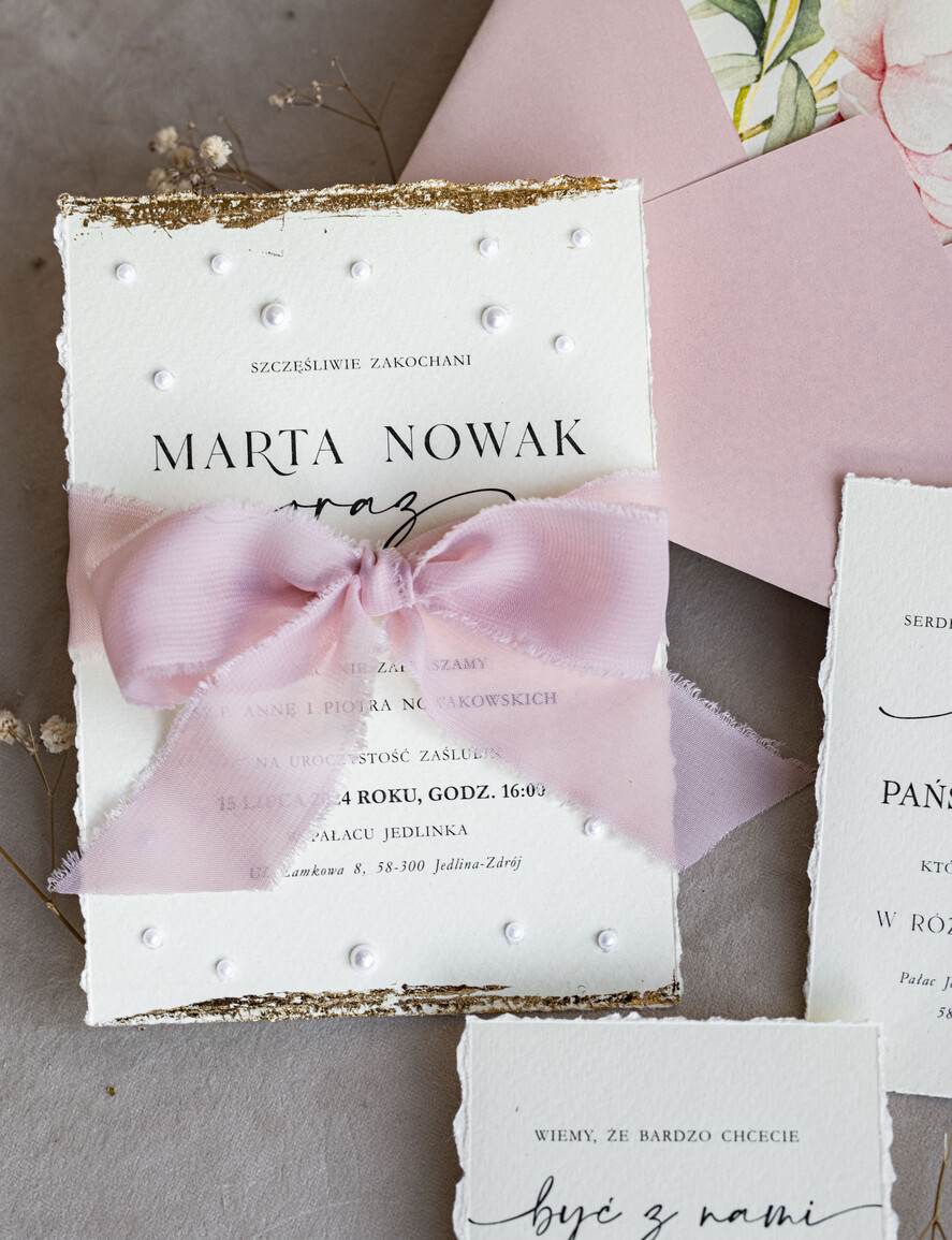 Zaproszenia ślubne z perełkami / tłoczeniem darte złocone zaproszenia ślubne z perełkami, różowe peonie zaproszenie na ślub z perełkam, rwane złocone zaproszenie na ślub cywilny perły i piwonie14