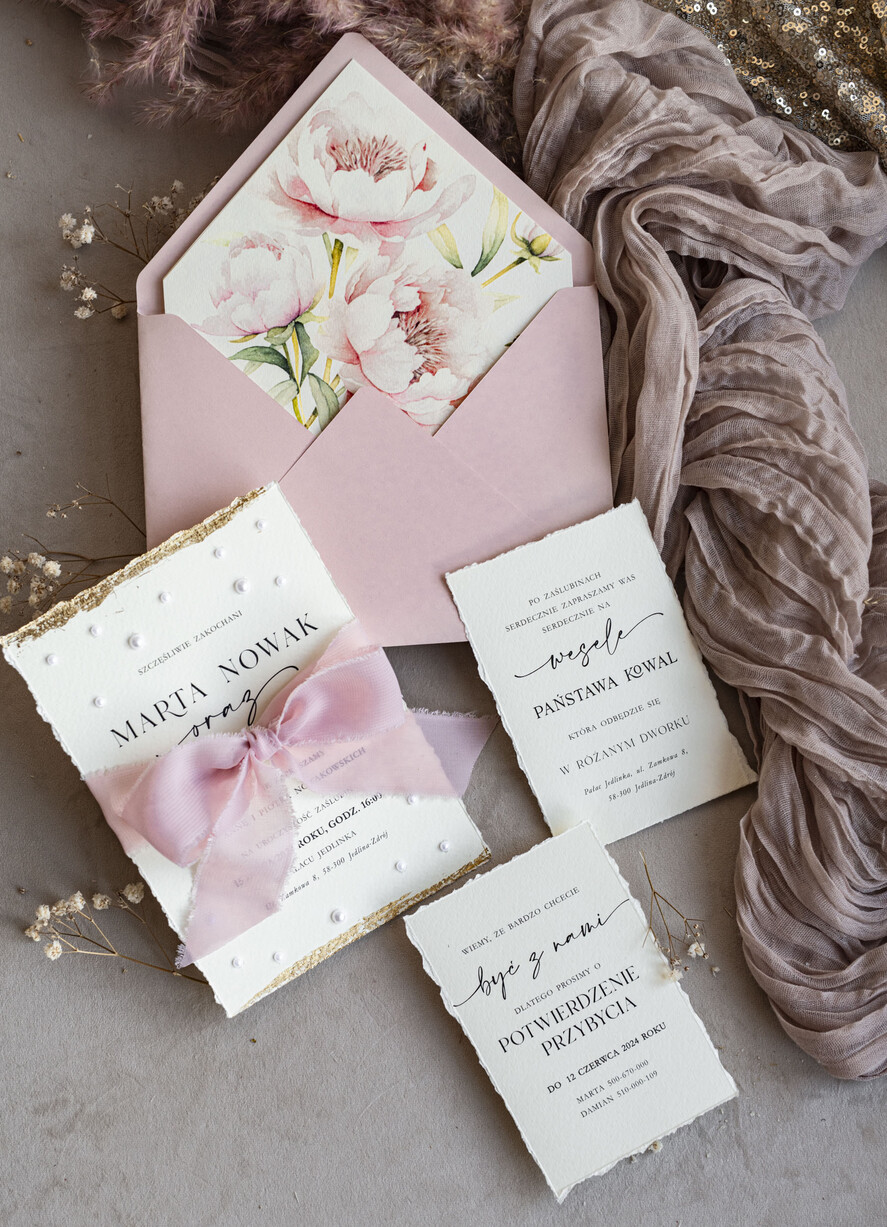 Zaproszenia ślubne z perełkami / tłoczeniem darte złocone zaproszenia ślubne z perełkami, różowe peonie zaproszenie na ślub z perełkam, rwane złocone zaproszenie na ślub cywilny perły i piwonie15