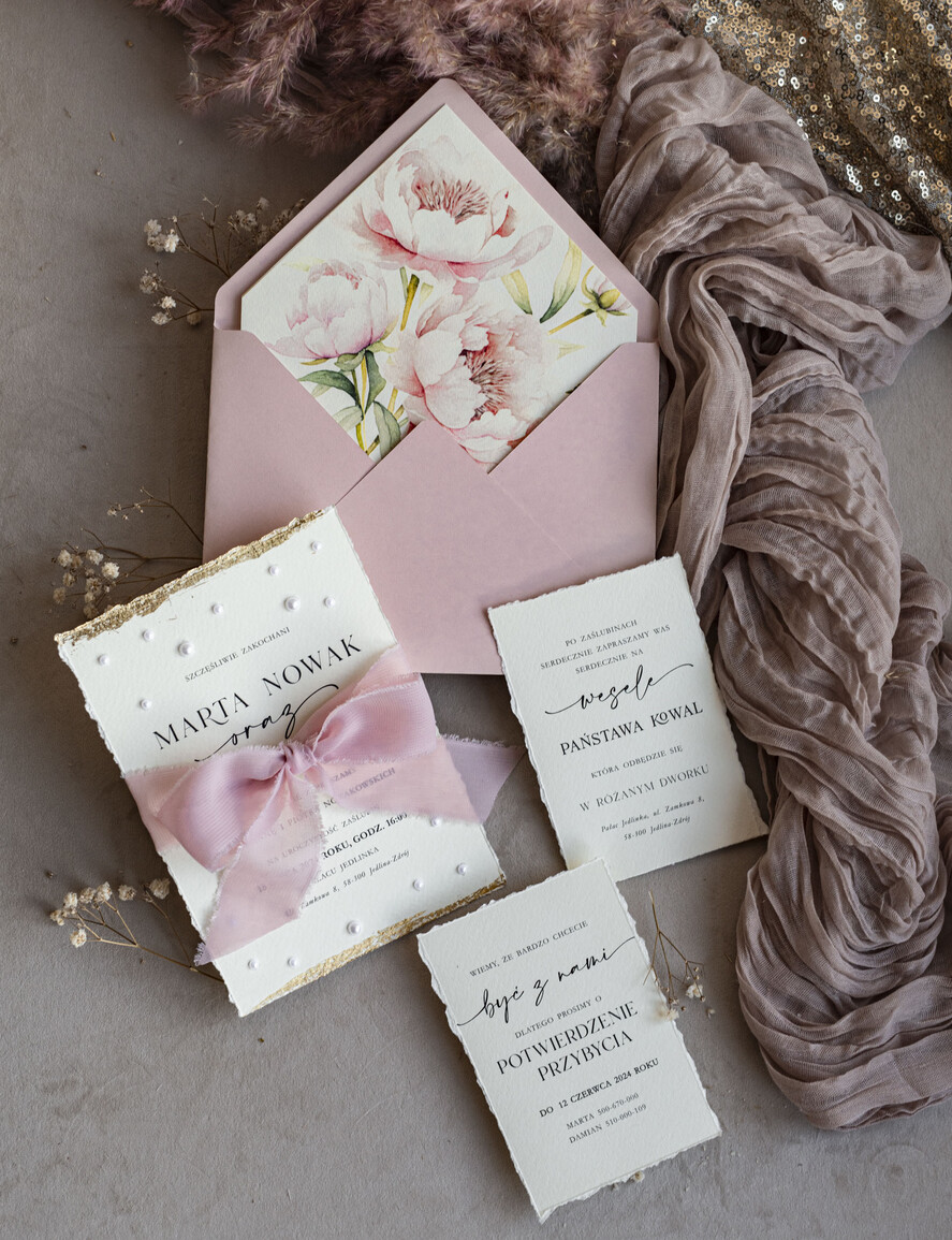 Zaproszenia ślubne z perełkami / tłoczeniem darte złocone zaproszenia ślubne z perełkami, różowe peonie zaproszenie na ślub z perełkam, rwane złocone zaproszenie na ślub cywilny perły i piwonie18