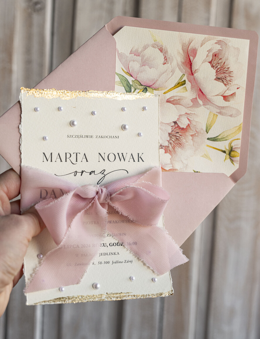 Zaproszenia ślubne z perełkami / tłoczeniem darte złocone zaproszenia ślubne z perełkami, różowe peonie zaproszenie na ślub z perełkam, rwane złocone zaproszenie na ślub cywilny perły i piwonie9