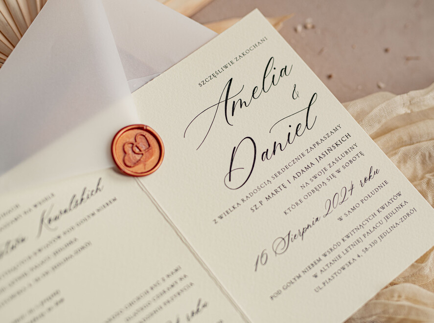 Zaproszenia ślubne z perełkami / tłoczeniem złocone zaproszenia ślubne z perełkami kalkowa koperta, minimalistyczne zaproszenie na ślub z perełkami i kalką, kalkowa obwoluta z perłami złocone zaproszenie na ślub cywilny perły1