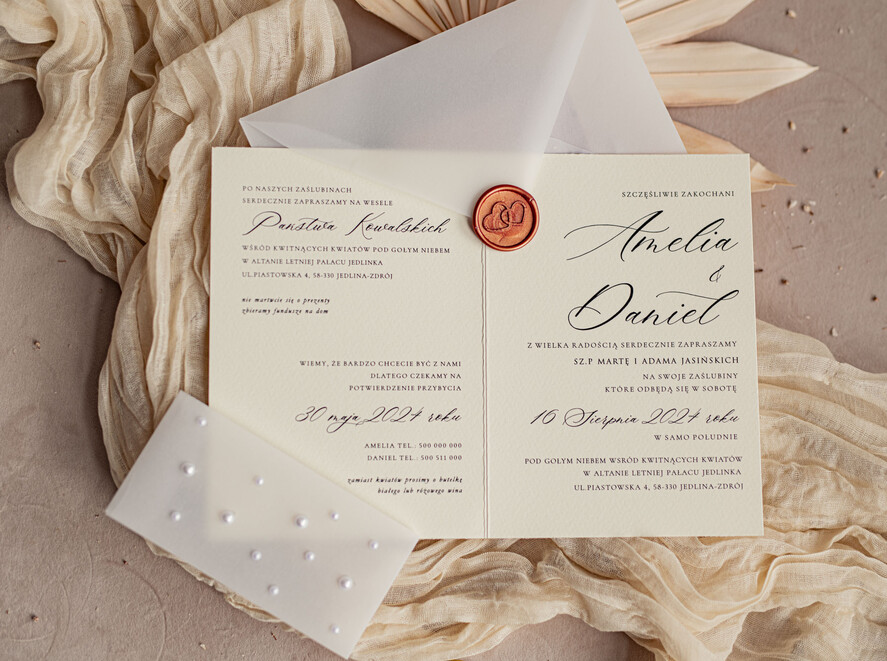 Zaproszenia ślubne z perełkami / tłoczeniem złocone zaproszenia ślubne z perełkami kalkowa koperta, minimalistyczne zaproszenie na ślub z perełkami i kalką, kalkowa obwoluta z perłami złocone zaproszenie na ślub cywilny perły2