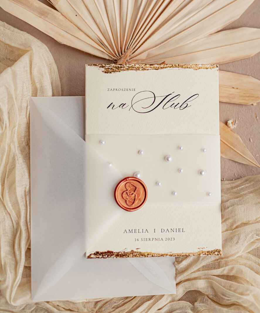 Zaproszenia ślubne z perełkami / tłoczeniem złocone zaproszenia ślubne z perełkami kalkowa koperta, minimalistyczne zaproszenie na ślub z perełkami i kalką, kalkowa obwoluta z perłami złocone zaproszenie na ślub cywilny perły0