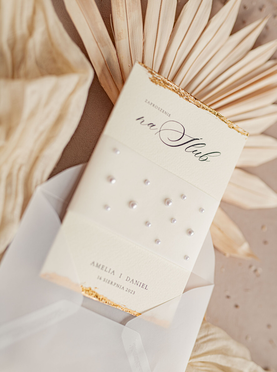 Zaproszenia ślubne z perełkami / tłoczeniem złocone zaproszenia ślubne z perełkami kalkowa koperta, minimalistyczne zaproszenie na ślub z perełkami i kalką, kalkowa obwoluta z perłami złocone zaproszenie na ślub cywilny perły6