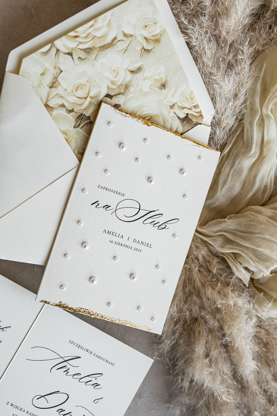 Zaproszenia ślubne z perełkami / tłoczeniem złocone zaproszenia ślubne z perełkami, minimalistyczne zaproszenie na ślub z perełkami, złote zaproszenie na ślub cywilny perły na zaproszeniach ślubnych8