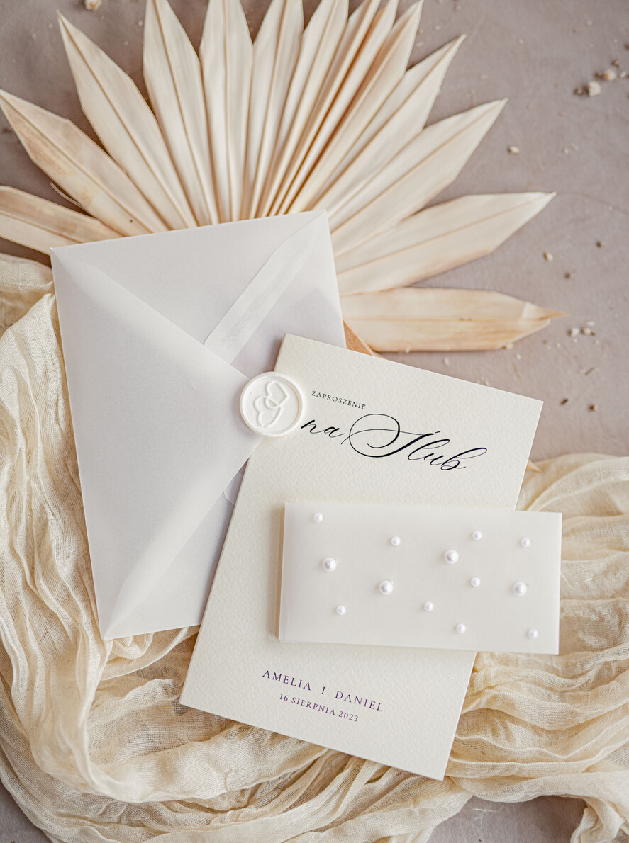 Zaproszenia ślubne z perełkami / tłoczeniem zaproszenia ślubne z perełkami, minimalistyczne zaproszenie na ślub z perełkami i kalką, rwane złocone zaproszenie na ślub cywilny perły3