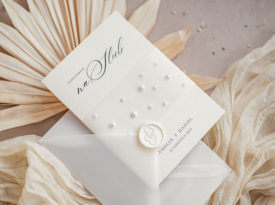 Zaproszenia ślubne z perełkami / tłoczeniem zaproszenia ślubne z perełkami, minimalistyczne zaproszenie na ślub z perełkami i kalką, rwane złocone zaproszenie na ślub cywilny perły4