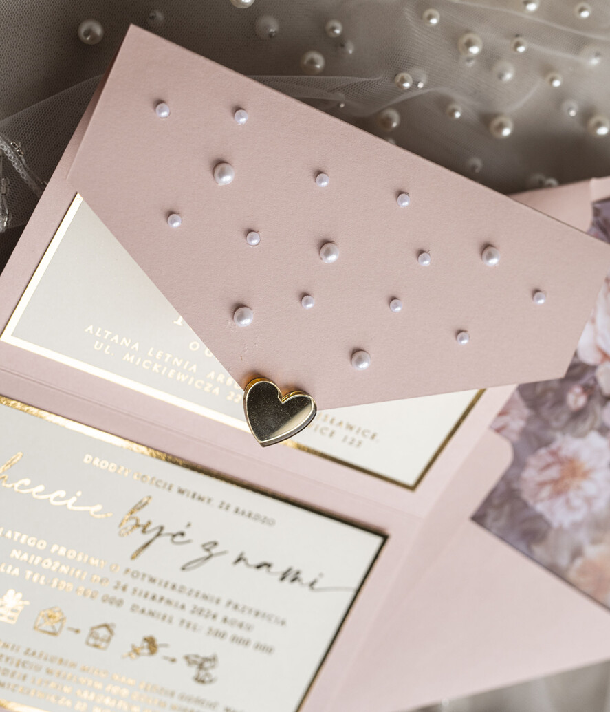 Zaproszenia ślubne z perełkami / tłoczeniem kopertowe złocone zaproszenia ślubne z perełkami, różowe peonie zaproszenie na ślub z perełkam, pudrowy róż złocone zaproszenie na ślub cywilny perły i piwonie10