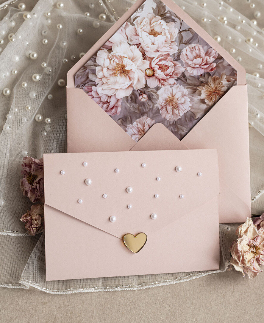Zaproszenia ślubne z perełkami / tłoczeniem kopertowe złocone zaproszenia ślubne z perełkami, różowe peonie zaproszenie na ślub z perełkam, pudrowy róż złocone zaproszenie na ślub cywilny perły i piwonie4
