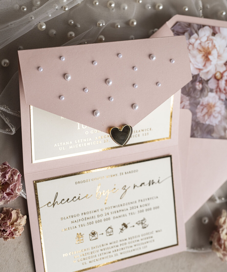 Zaproszenia ślubne z perełkami / tłoczeniem kopertowe złocone zaproszenia ślubne z perełkami, różowe peonie zaproszenie na ślub z perełkam, pudrowy róż złocone zaproszenie na ślub cywilny perły i piwonie9