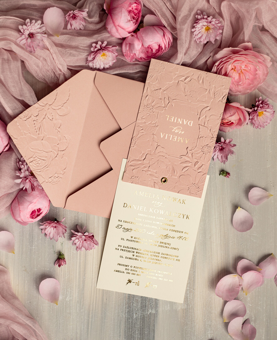 Zaproszenia ślubne z perełkami / tłoczeniem Eleganckie Zaproszenia Na Ślub, Nowoczesne Zaproszenia W Kolorze Różowym, Zaproszenia Ślubne Ze Złotymi Literami, Eleganckie Zaproszenia Ślubne z tłoczonymi kwiatami4