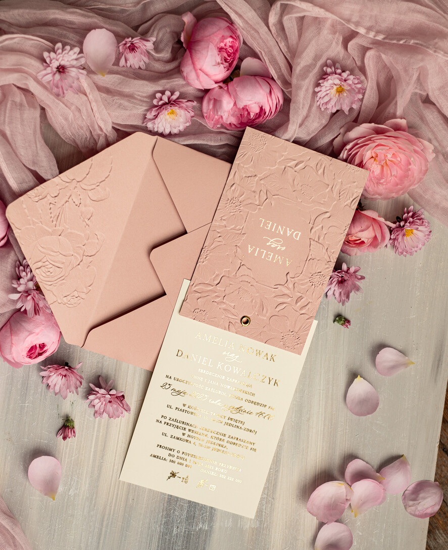 Zaproszenia ślubne z perełkami / tłoczeniem Eleganckie Zaproszenia Na Ślub, Nowoczesne Zaproszenia W Kolorze Różowym, Zaproszenia Ślubne Ze Złotymi Literami, Eleganckie Zaproszenia Ślubne z tłoczonymi kwiatami5