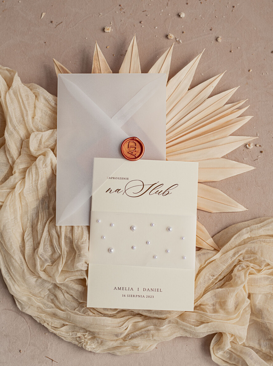 Zaproszenia ślubne z perełkami / tłoczeniem złocone zaproszenia ślubne z perełkami kalkowa koperta , minimalistyczne zaproszenie na ślub z perełkami i kalką, kalkowa obwoluta z perłami złocone zaproszenie na ślub cywilny perły1