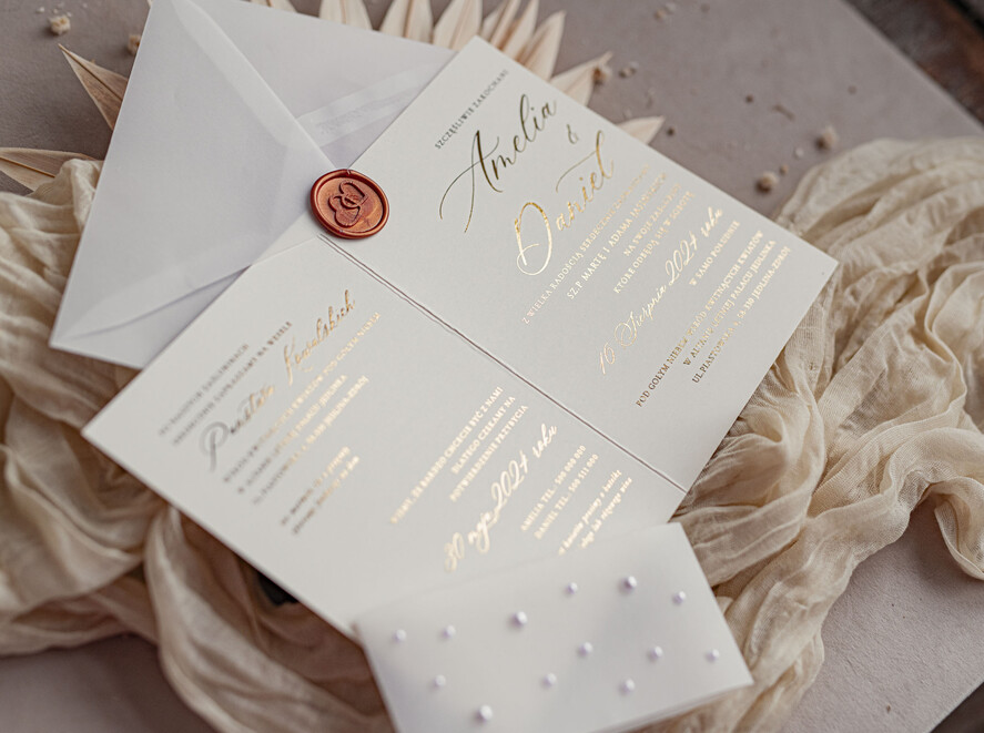 Zaproszenia ślubne z perełkami / tłoczeniem złocone zaproszenia ślubne z perełkami kalkowa koperta , minimalistyczne zaproszenie na ślub z perełkami i kalką, kalkowa obwoluta z perłami złocone zaproszenie na ślub cywilny perły9