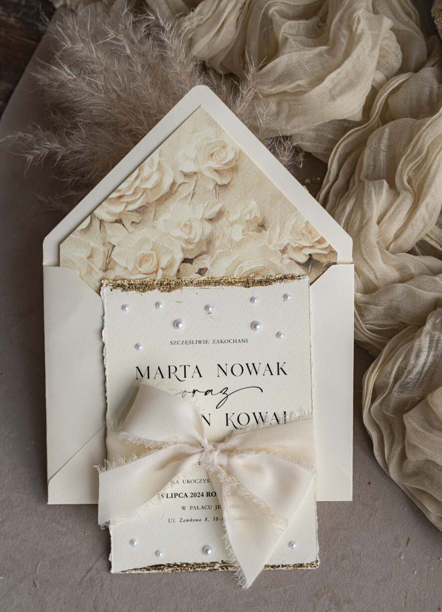 Zaproszenia ślubne z perełkami / tłoczeniem darte złocone zaproszenia ślubne z perełkami, różowe peonie zaproszenie na ślub z perełkam, rwane złocone zaproszenie na ślub cywilny perły i piwonie5