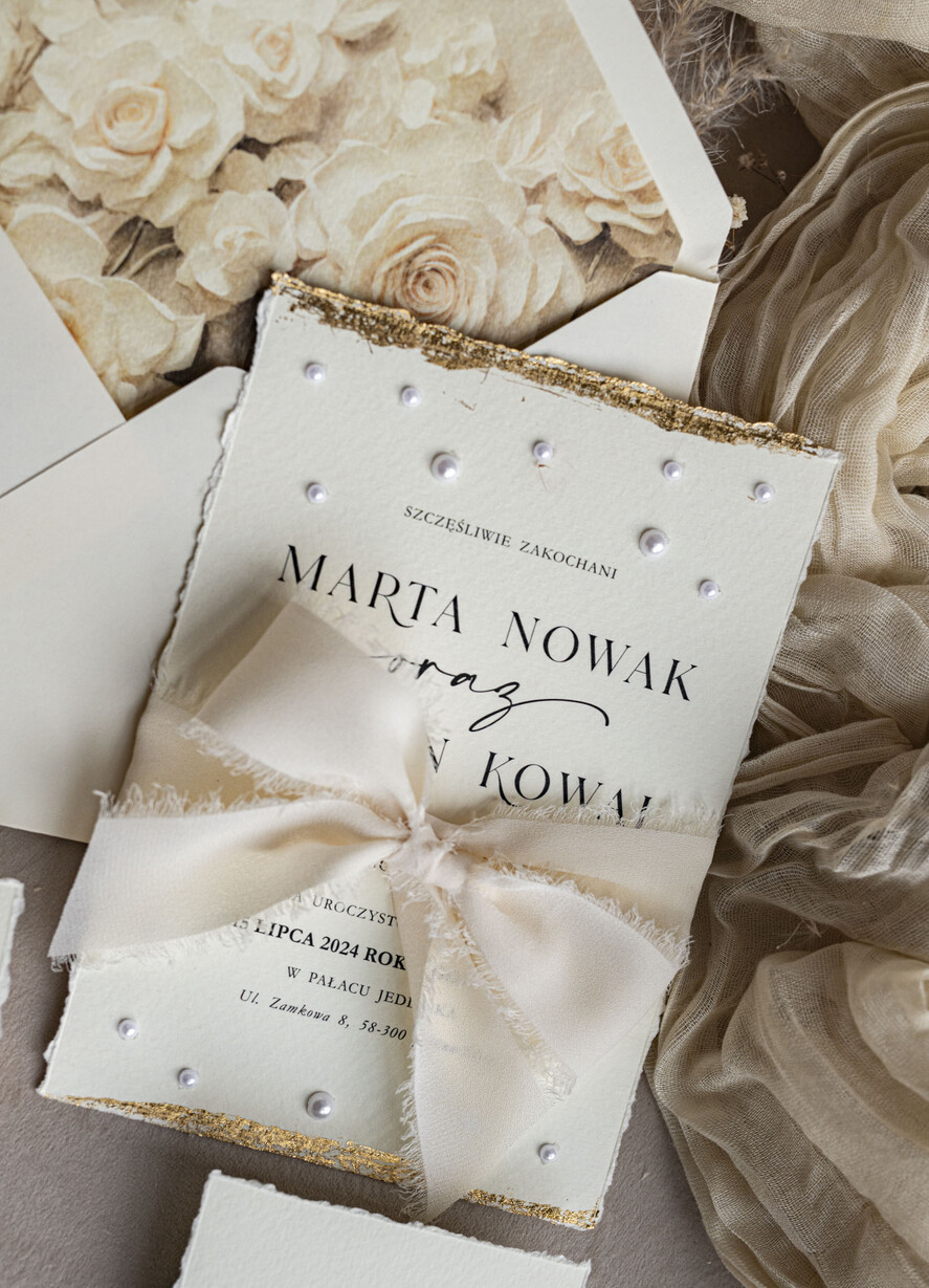 Zaproszenia ślubne z perełkami / tłoczeniem darte złocone zaproszenia ślubne z perełkami, różowe peonie zaproszenie na ślub z perełkam, rwane złocone zaproszenie na ślub cywilny perły i piwonie13