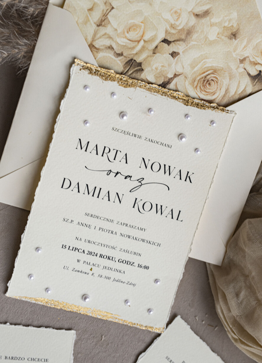 Zaproszenia ślubne z perełkami / tłoczeniem darte złocone zaproszenia ślubne z perełkami, różowe peonie zaproszenie na ślub z perełkam, rwane złocone zaproszenie na ślub cywilny perły i piwonie3