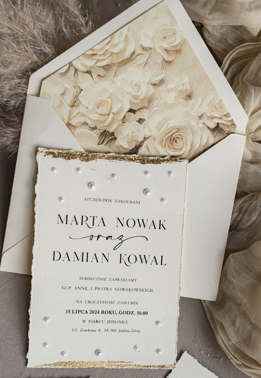 Zaproszenia ślubne z perełkami / tłoczeniem darte złocone zaproszenia ślubne z perełkami, różowe peonie zaproszenie na ślub z perełkam, rwane złocone zaproszenie na ślub cywilny perły i piwonie17