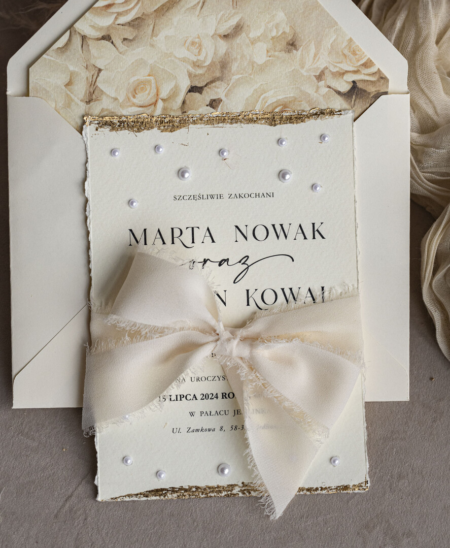 Zaproszenia ślubne z perełkami / tłoczeniem darte złocone zaproszenia ślubne z perełkami, różowe peonie zaproszenie na ślub z perełkam, rwane złocone zaproszenie na ślub cywilny perły i piwonie4
