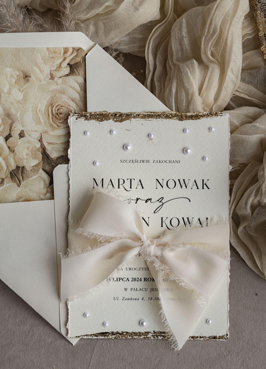 Zaproszenia ślubne z perełkami / tłoczeniem darte złocone zaproszenia ślubne z perełkami, różowe peonie zaproszenie na ślub z perełkam, rwane złocone zaproszenie na ślub cywilny perły i piwonie6