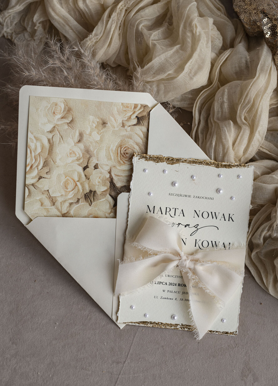 Zaproszenia ślubne z perełkami / tłoczeniem darte złocone zaproszenia ślubne z perełkami, różowe peonie zaproszenie na ślub z perełkam, rwane złocone zaproszenie na ślub cywilny perły i piwonie8