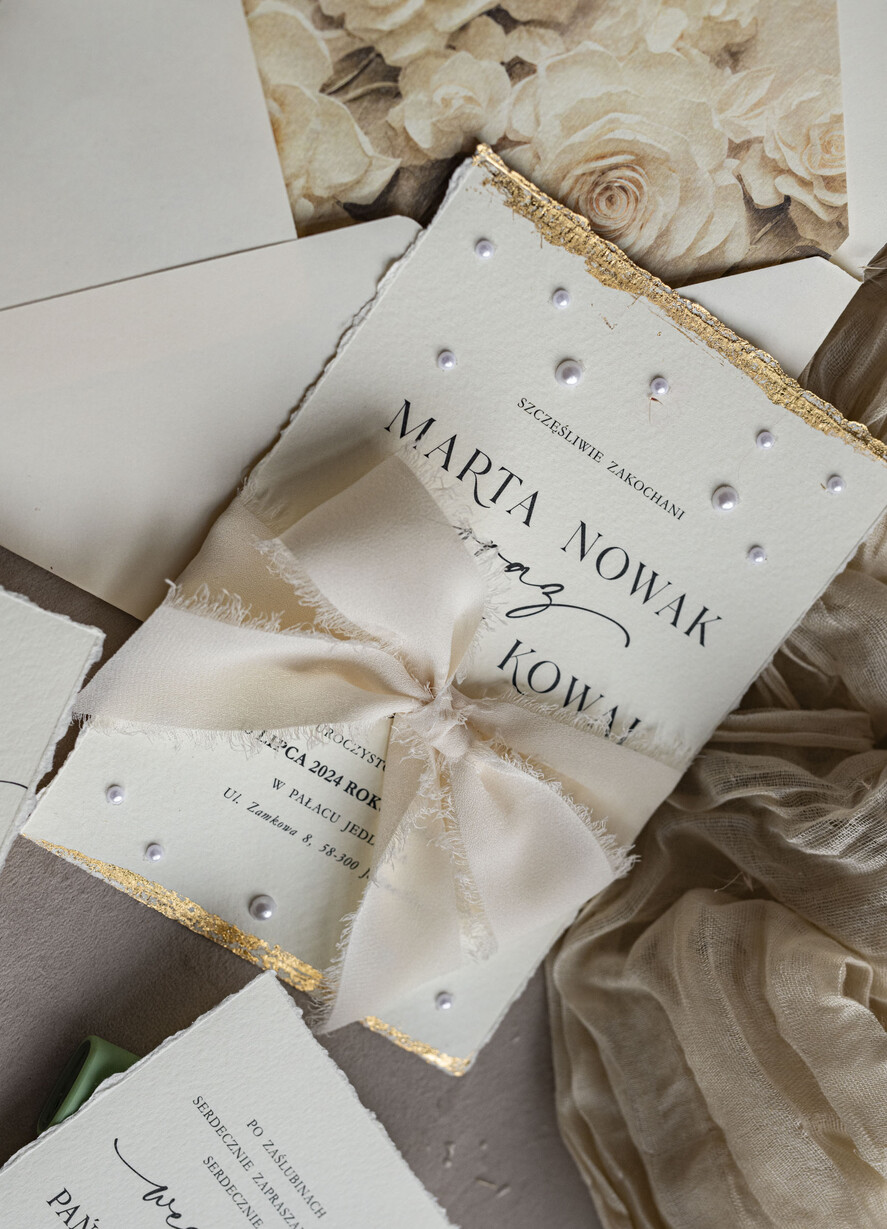 Zaproszenia ślubne z perełkami / tłoczeniem darte złocone zaproszenia ślubne z perełkami, różowe peonie zaproszenie na ślub z perełkam, rwane złocone zaproszenie na ślub cywilny perły i piwonie10