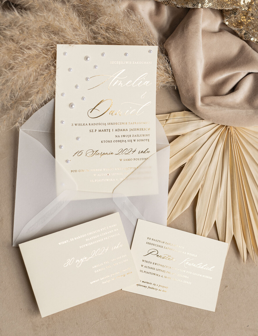 Zaproszenia ślubne z perełkami / tłoczeniem złocone zaproszenia ślubne z perełkami kalkowa koperta , minimalistyczne zaproszenie na ślub z perełkami i kalką, kalkowa koperta z perłami złocone zaproszenie na ślub cywilny perły1