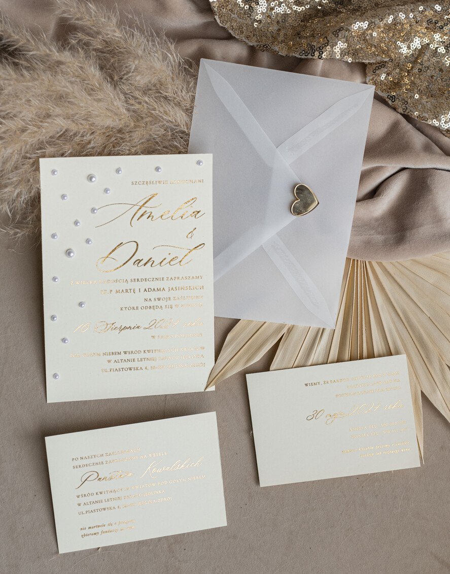 Zaproszenia ślubne z perełkami / tłoczeniem złocone zaproszenia ślubne z perełkami kalkowa koperta , minimalistyczne zaproszenie na ślub z perełkami i kalką, kalkowa koperta z perłami złocone zaproszenie na ślub cywilny perły11