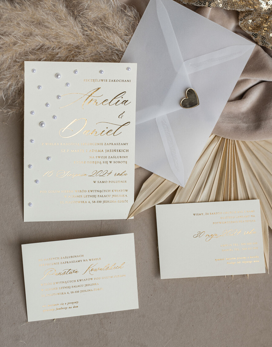 Zaproszenia ślubne z perełkami / tłoczeniem złocone zaproszenia ślubne z perełkami kalkowa koperta , minimalistyczne zaproszenie na ślub z perełkami i kalką, kalkowa koperta z perłami złocone zaproszenie na ślub cywilny perły12