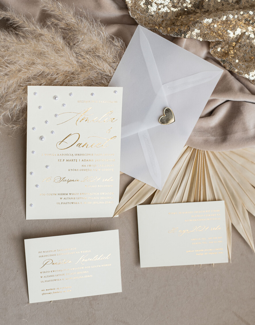 Zaproszenia ślubne z perełkami / tłoczeniem złocone zaproszenia ślubne z perełkami kalkowa koperta , minimalistyczne zaproszenie na ślub z perełkami i kalką, kalkowa koperta z perłami złocone zaproszenie na ślub cywilny perły13
