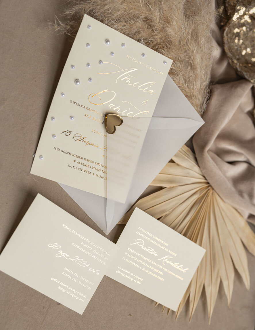 Zaproszenia ślubne z perełkami / tłoczeniem złocone zaproszenia ślubne z perełkami kalkowa koperta , minimalistyczne zaproszenie na ślub z perełkami i kalką, kalkowa koperta z perłami złocone zaproszenie na ślub cywilny perły5
