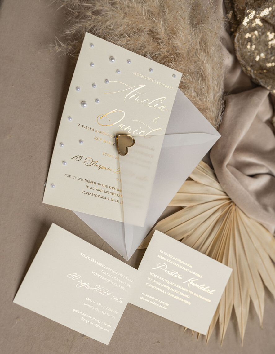 Zaproszenia ślubne z perełkami / tłoczeniem złocone zaproszenia ślubne z perełkami kalkowa koperta , minimalistyczne zaproszenie na ślub z perełkami i kalką, kalkowa koperta z perłami złocone zaproszenie na ślub cywilny perły6