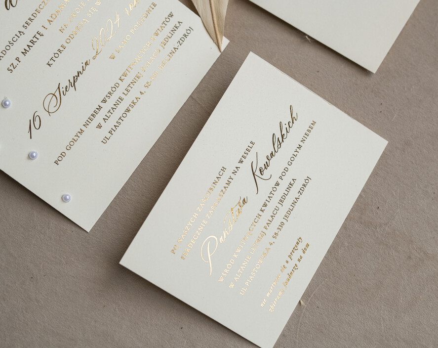 Zaproszenia ślubne z perełkami / tłoczeniem złocone zaproszenia ślubne z perełkami kalkowa koperta , minimalistyczne zaproszenie na ślub z perełkami i kalką, kalkowa koperta z perłami złocone zaproszenie na ślub cywilny perły8