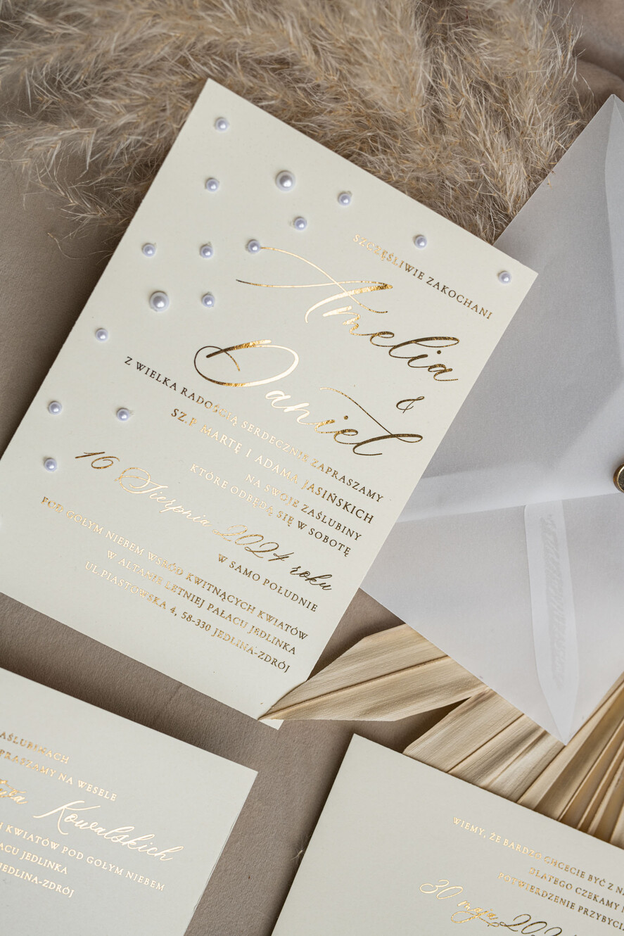 Zaproszenia ślubne z perełkami / tłoczeniem złocone zaproszenia ślubne z perełkami kalkowa koperta , minimalistyczne zaproszenie na ślub z perełkami i kalką, kalkowa koperta z perłami złocone zaproszenie na ślub cywilny perły10