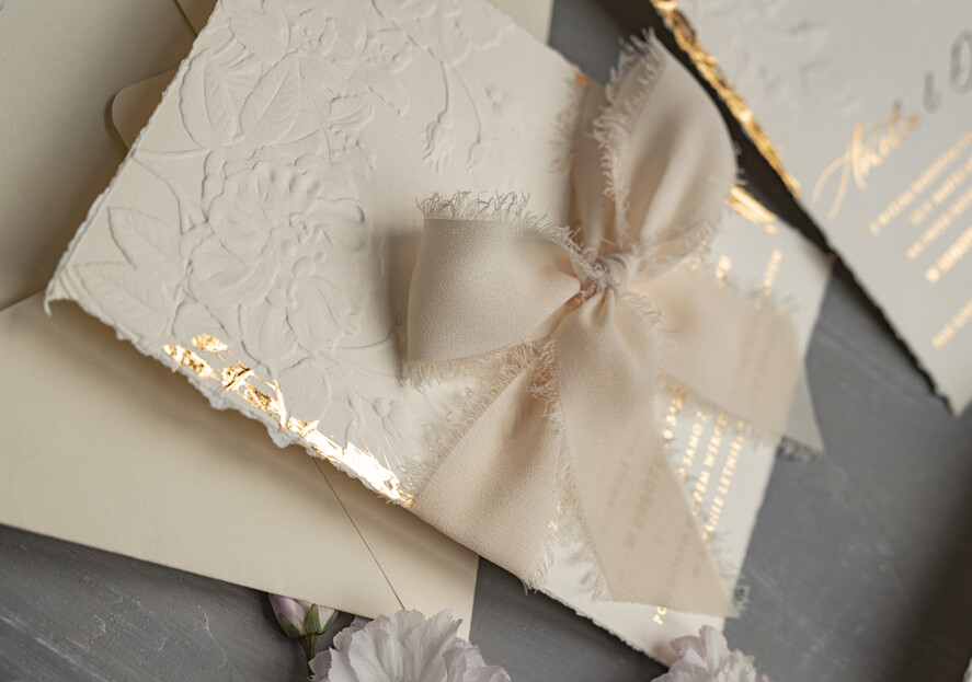 Zaproszenia ślubne z perełkami / tłoczeniem wydzierane zaproszenia na ślub ze złotkiem, darte zaproszenia ślubne z płatkami złota, wytłaczane zaproszenia ślubne 1