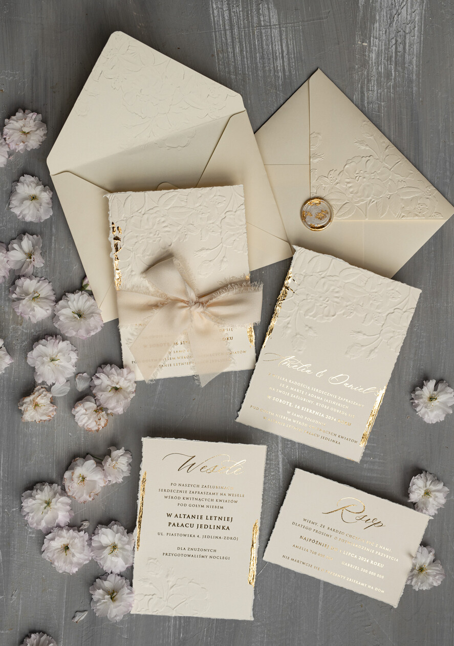 Zaproszenia ślubne z perełkami / tłoczeniem wydzierane zaproszenia na ślub ze złotkiem, darte zaproszenia ślubne z płatkami złota, wytłaczane zaproszenia ślubne 0