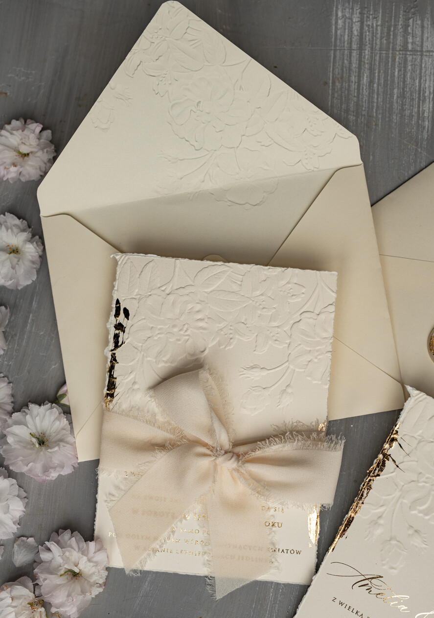 Zaproszenia ślubne z perełkami / tłoczeniem wydzierane zaproszenia na ślub ze złotkiem, darte zaproszenia ślubne z płatkami złota, wytłaczane zaproszenia ślubne 7