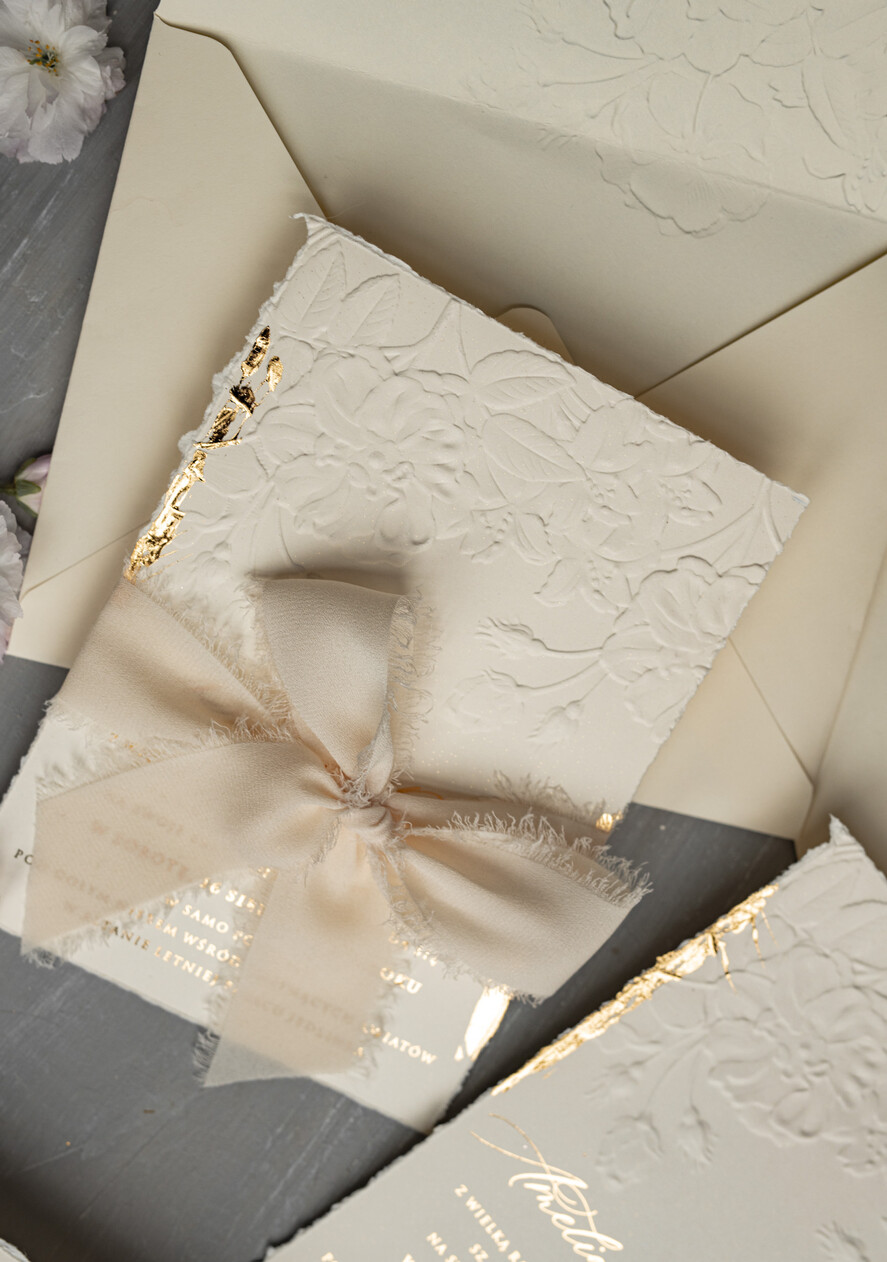 Zaproszenia ślubne z perełkami / tłoczeniem wydzierane zaproszenia na ślub ze złotkiem, darte zaproszenia ślubne z płatkami złota, wytłaczane zaproszenia ślubne 10