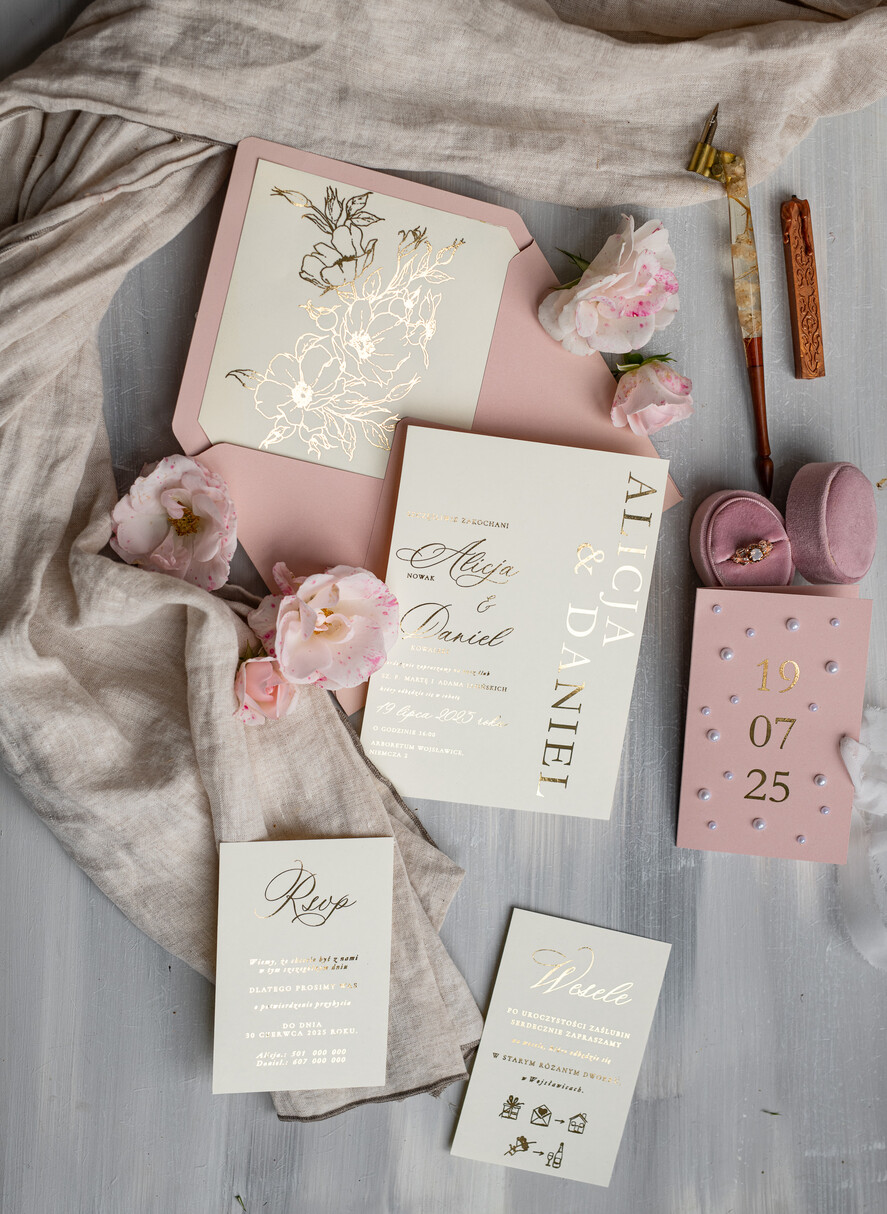 Zaproszenia ślubne z perełkami / tłoczeniem zaproszenia na ślub, nowoczesne zaproszenia ślubne z perełkami, perełkowe zaproszenie ślubne ze złotymi literami, eleganckie zaproszenia ślubne ze wstązką4