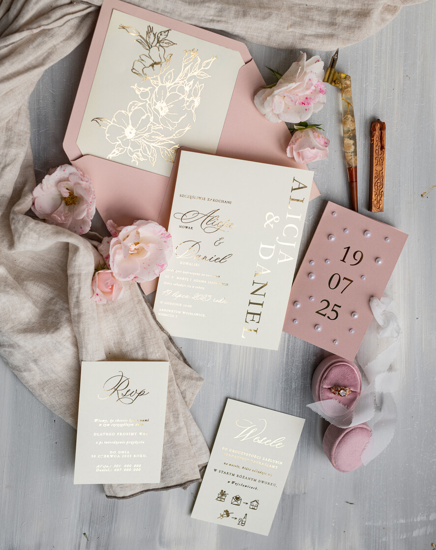 Zaproszenia ślubne z perełkami / tłoczeniem zaproszenia na ślub, nowoczesne zaproszenia ślubne z perełkami, perełkowe zaproszenie ślubne ze złotymi literami, eleganckie zaproszenia ślubne ze wstązką6