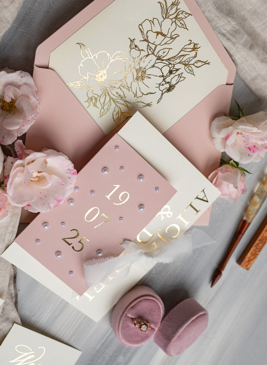 Zaproszenia ślubne z perełkami / tłoczeniem zaproszenia na ślub, nowoczesne zaproszenia ślubne z perełkami, perełkowe zaproszenie ślubne ze złotymi literami, eleganckie zaproszenia ślubne ze wstązką1
