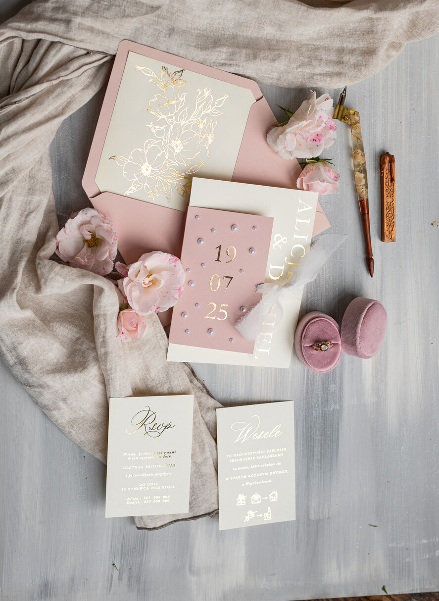 Zaproszenia ślubne z perełkami / tłoczeniem zaproszenia na ślub, nowoczesne zaproszenia ślubne z perełkami, perełkowe zaproszenie ślubne ze złotymi literami, eleganckie zaproszenia ślubne ze wstązką0