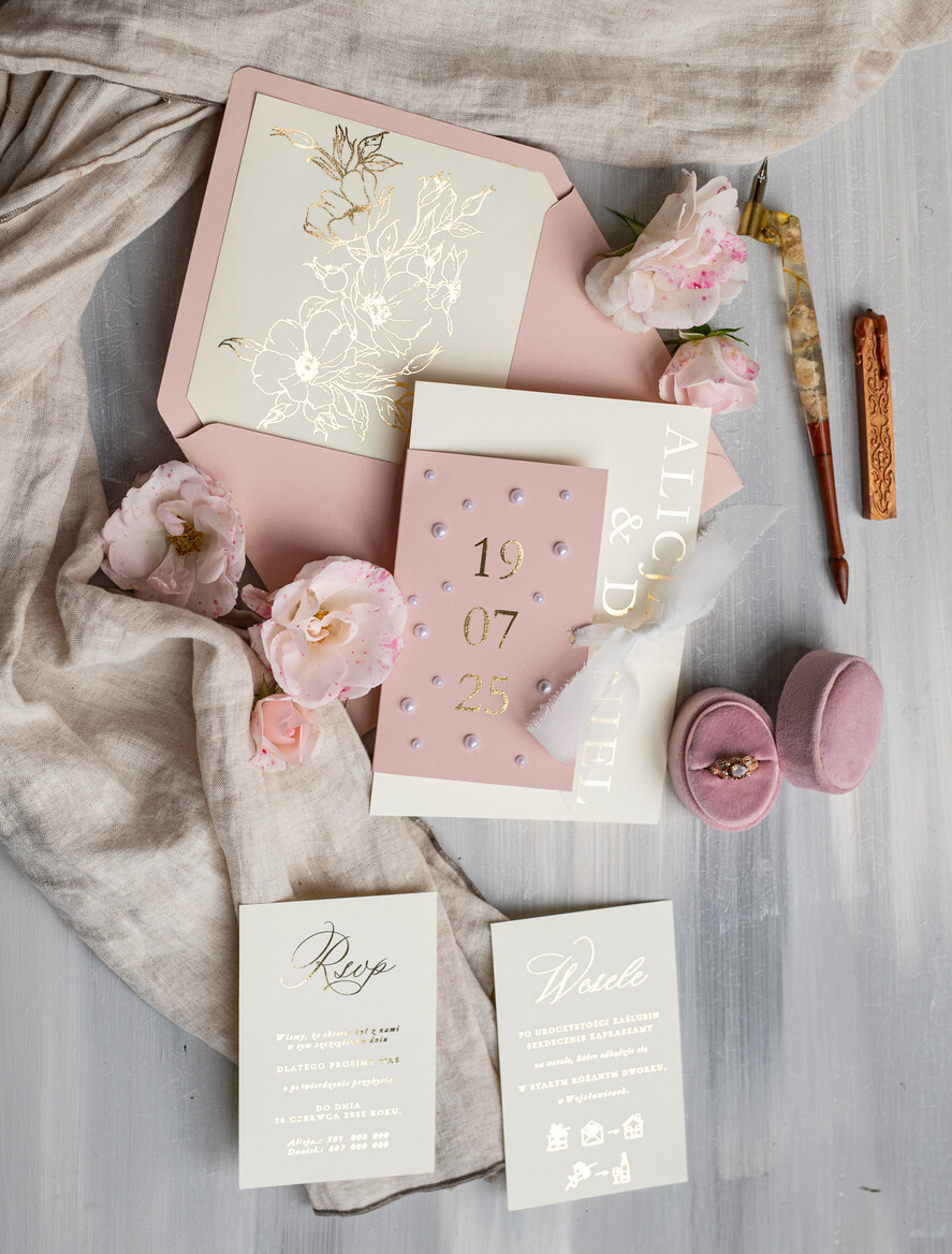 Zaproszenia ślubne z perełkami / tłoczeniem zaproszenia na ślub, nowoczesne zaproszenia ślubne z perełkami, perełkowe zaproszenie ślubne ze złotymi literami, eleganckie zaproszenia ślubne ze wstązką7