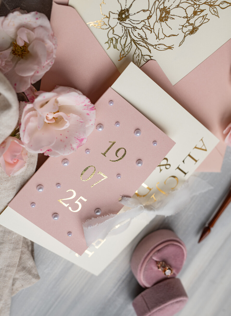 Zaproszenia ślubne z perełkami / tłoczeniem zaproszenia na ślub, nowoczesne zaproszenia ślubne z perełkami, perełkowe zaproszenie ślubne ze złotymi literami, eleganckie zaproszenia ślubne ze wstązką3