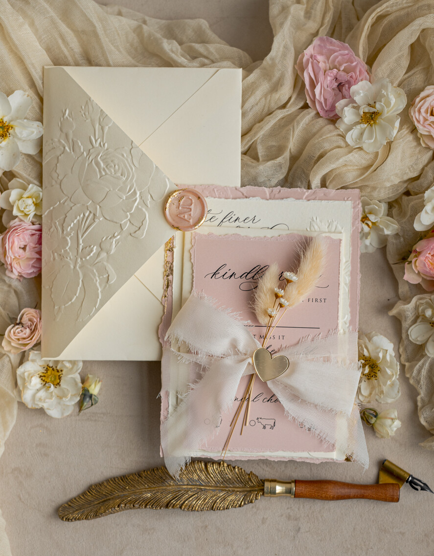 Zaproszenia ślubne z perełkami / tłoczeniem wydzierane zaproszenia na ślub ze złotkiem, darte zaproszenia ślubne z płatkami złota, wytłaczane zaproszenia ślubne, zaproszenia ślubne z kwiatkami1