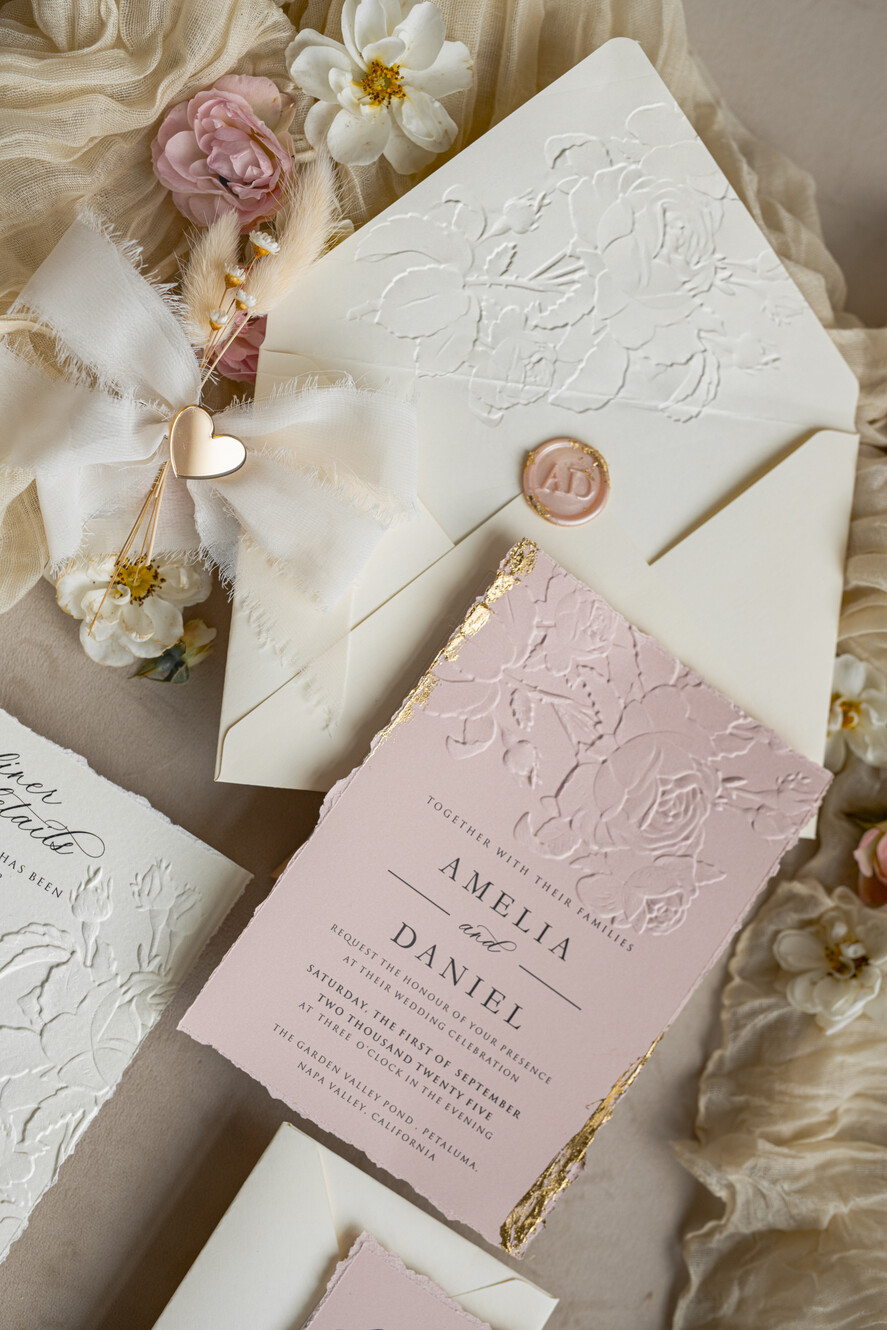 Zaproszenia ślubne z perełkami / tłoczeniem wydzierane zaproszenia na ślub ze złotkiem, darte zaproszenia ślubne z płatkami złota, wytłaczane zaproszenia ślubne, zaproszenia ślubne z kwiatkami2