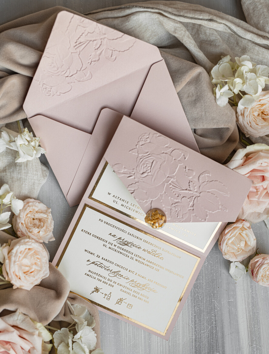 Zaproszenia ślubne z perełkami / tłoczeniem Tłoczone kwiaty na zaproszeniach ślubnych Eleganckie złote zaproszenia ślubne z guzikiem z płatków złota, Kopertowe zaproszenie na ślub z tłoczeniem, zaproszenia na ślub w stylu glamour4