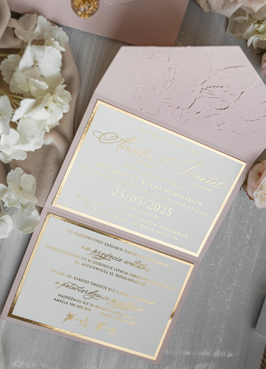 Zaproszenia ślubne z perełkami / tłoczeniem Tłoczone kwiaty na zaproszeniach ślubnych Eleganckie złote zaproszenia ślubne z guzikiem z płatków złota, Kopertowe zaproszenie na ślub z tłoczeniem, zaproszenia na ślub w stylu glamour13