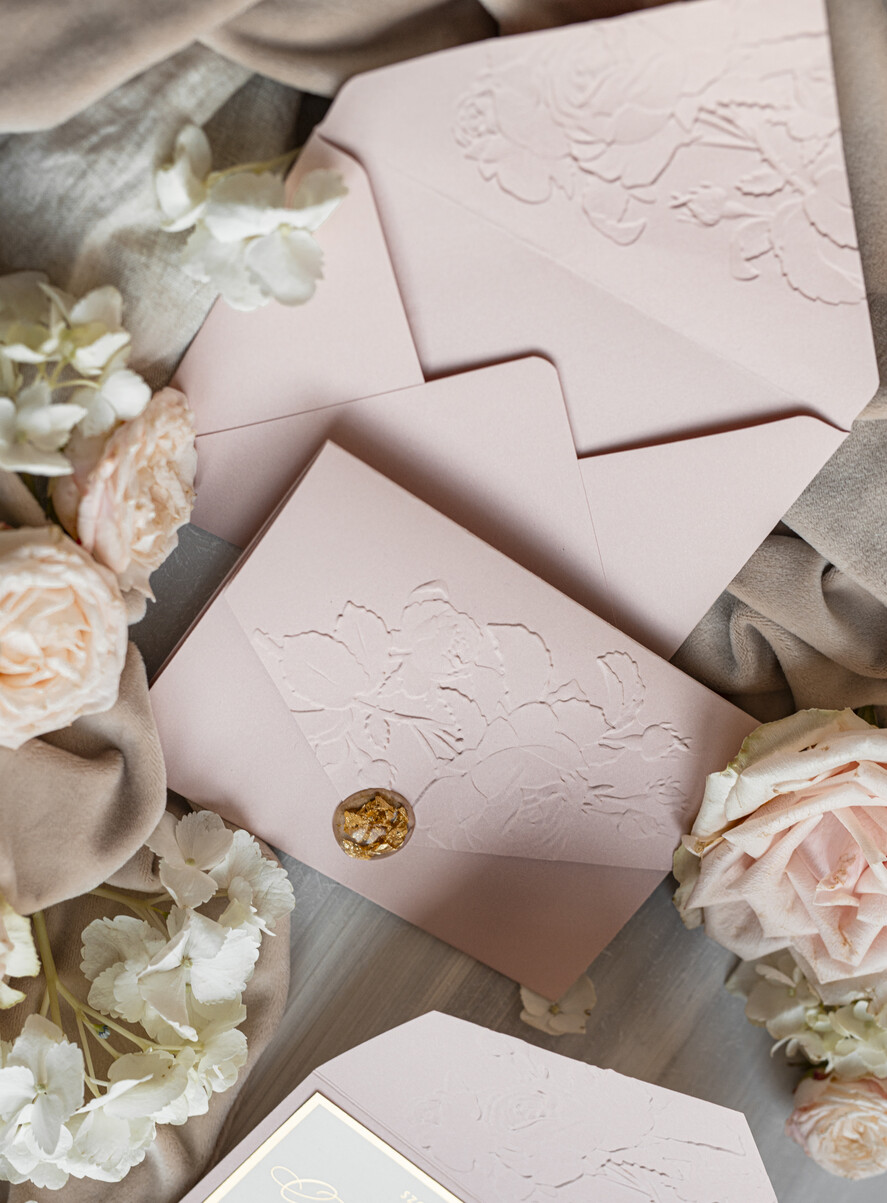 Zaproszenia ślubne z perełkami / tłoczeniem Tłoczone kwiaty na zaproszeniach ślubnych Eleganckie złote zaproszenia ślubne z guzikiem z płatków złota, Kopertowe zaproszenie na ślub z tłoczeniem, zaproszenia na ślub w stylu glamour14