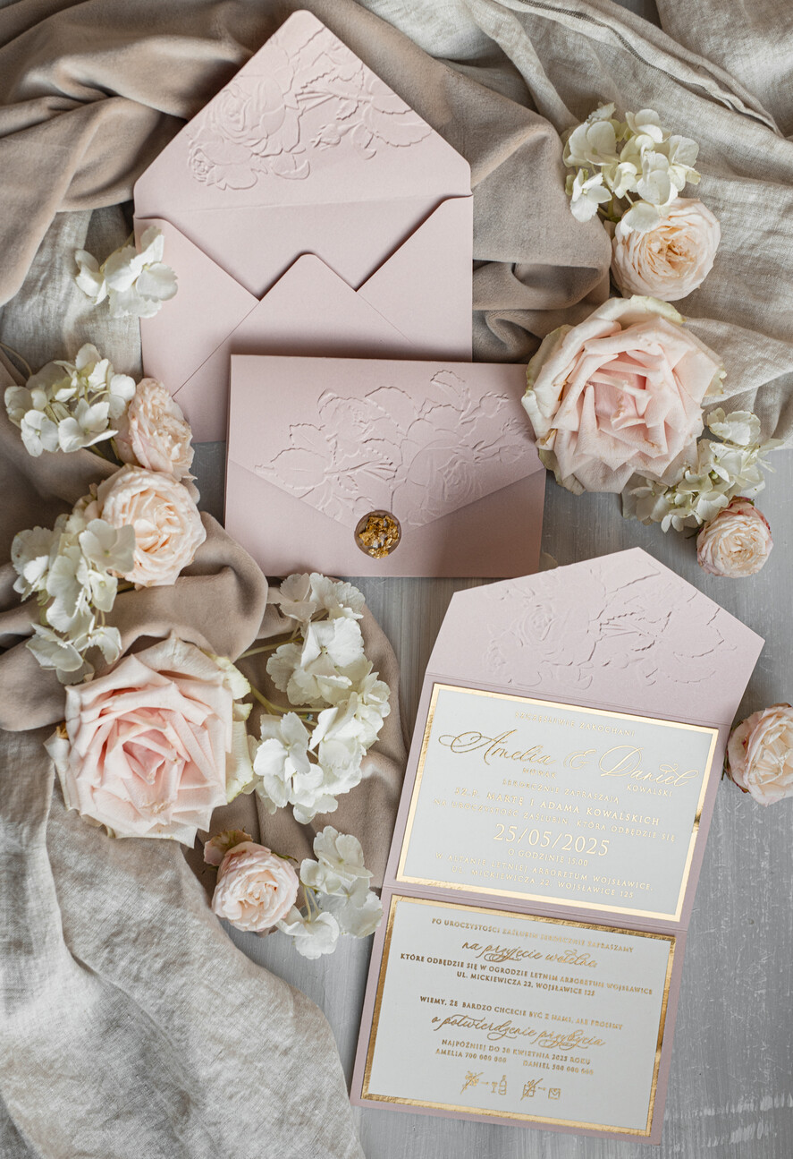 Zaproszenia ślubne z perełkami / tłoczeniem Tłoczone kwiaty na zaproszeniach ślubnych Eleganckie złote zaproszenia ślubne z guzikiem z płatków złota, Kopertowe zaproszenie na ślub z tłoczeniem, zaproszenia na ślub w stylu glamour15